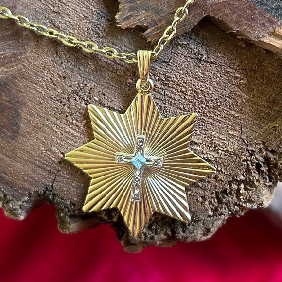 🍓GOLD PLATED VINTAGE MARCH BIRTHSTONE NECKLACE AQUAMARINE CROSS NECKLACE - Picture 2 of 4